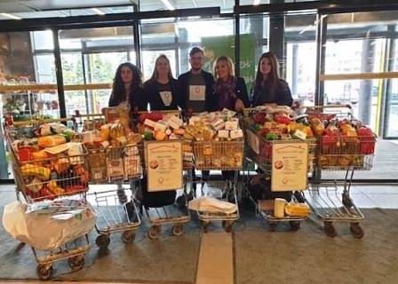 Мая Манолова събра шест колички хранителни продукти за пенсионери в столичен хипермаркет (СНИМКИ)