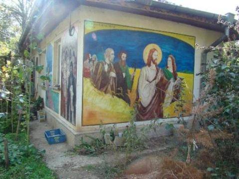 Хиляди българи се излекуваха, а тълпите прииждат! Чудотворна вода цери всичко в олтарната част на манастир