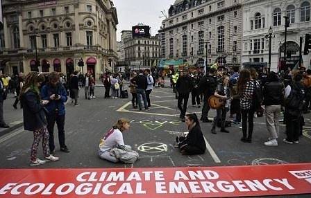 Масови арести в Лондон на протестиращи срещу климатичните промени