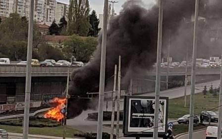 Лека кола пламна на Четвърти километър в София (СНИМКИ)