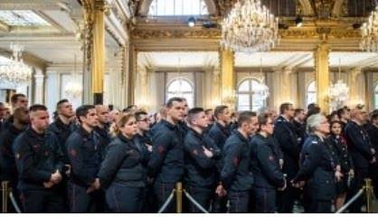 Франция почита пожарникарите, спасили „Нотр Дам“ от рухване