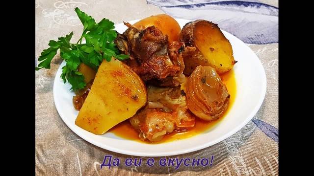 Агнешко с картофи и лук в глинен гювеч