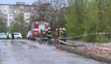 Ограда на бивше военно поделение се срути в Хасково. Загина мъж (СНИМКА)