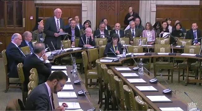 Британският парламент призова за прекратяване на насилственото отнемане на органи в Китай