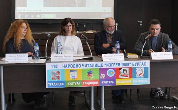 Над 2000 бургазлии четоха заедно в автобуса разказа „Калинката“ в Деня на книгата