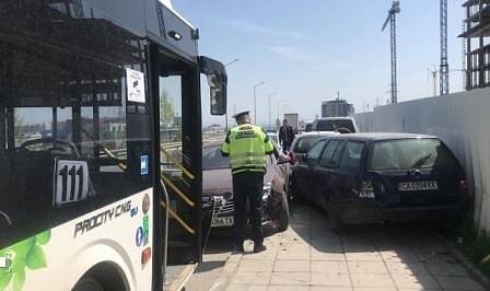 Градски автобус удари кола на Околовръстното в София (СНИМКИ)