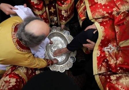 Ерусалимският патриарх изми краката на 12 свещеници в църквата „Възкресение Христово“