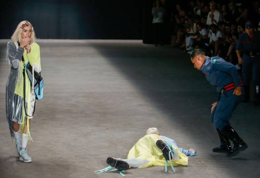 Манекен е издъхна на подиума, публиката си мисли, че е сценка (СНИМКИ) |