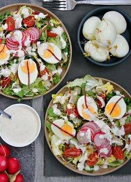 Пролетна салата с апетитен сос