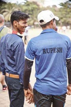 Проект „Хванати за ръце“: Фотограф разкрива защо индийските мъже се държат за ръце