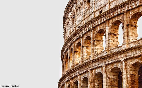 Глоба и затвор грозят българска ученичка, драскала по Колизеума в Рим?