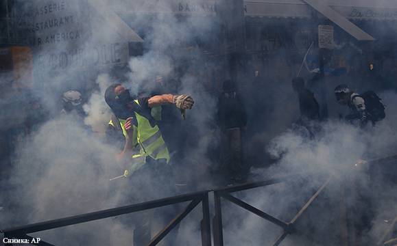 Над 200 души бяха задържани при първомайски протест в Париж