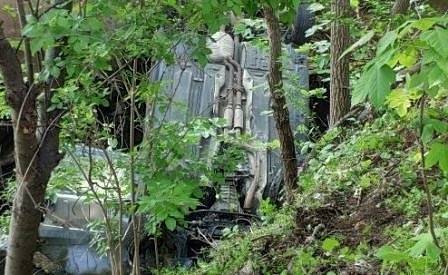 Кола се обърна по таван в дере на „Симеоновско шосе” в София (СНИМКИ)