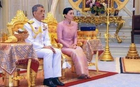 Новата кралица на Тайланд – от стюардеса и бодигард до кралска особа