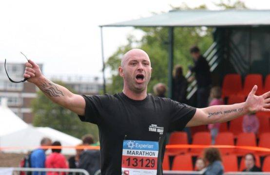 Един мъж в ултрамаратон със себе си