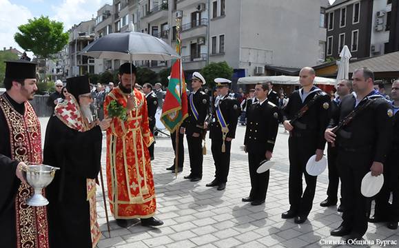 Митрополит Иоаникий освети бойните знамена на бургаските военни части