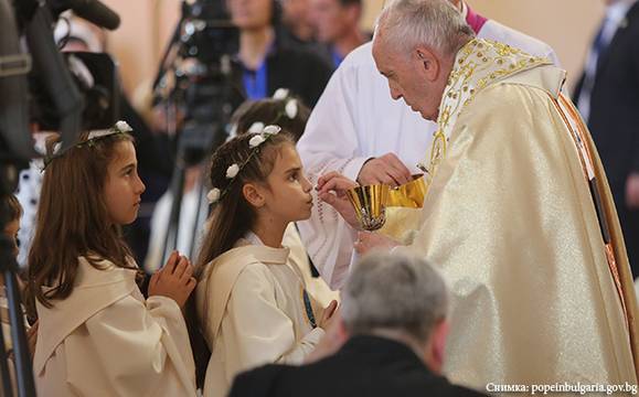 Папа Франциск даде първо причастие на 242 деца в Раковски