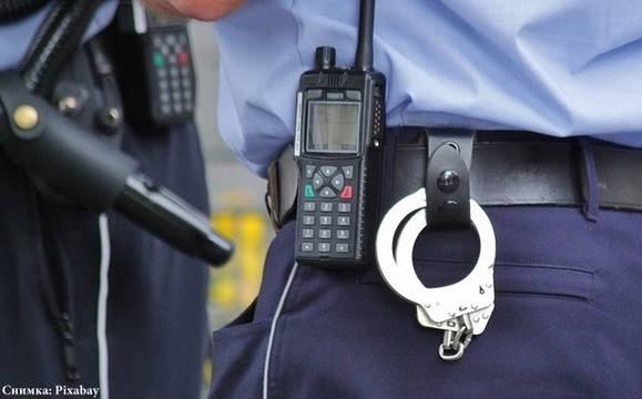 Полицията задържа 78-годишен мъж, прострелял сина си, след което се укрил