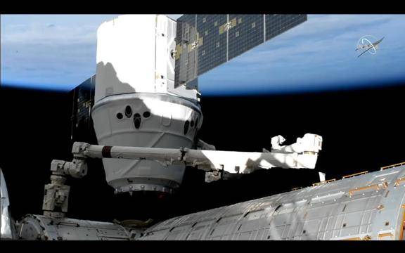 Успешно пристигане: корабът Драгън бе прикачен към МКС
