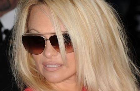 Памела Андерсън посети Джулиан Асандж в лондонски затвор