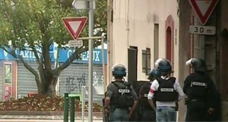 Въоръжен мъж взе петима заложници в магазин близо до Тулуза