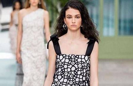 Българката Белослава Хинова отново дефилира за Шанел в Париж