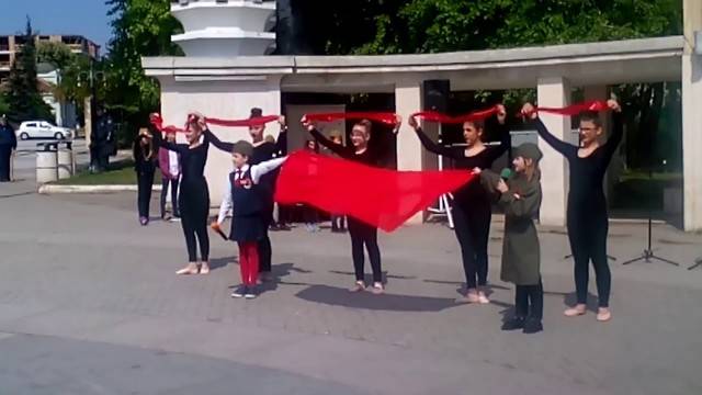 ДЕЦА ПЯХА И ТАНЦУВАХА В МОРСКАТА ГРАДИНА НА ВАРНА ПО СЛУЧАЙ ДЕНЯТ НА ПОБЕДАТА 9 МАЙ