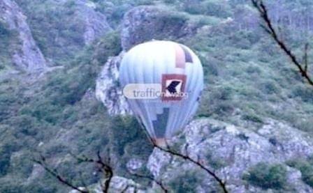 Въздушен балон се приземи аварийно в скалите над село Устина (СНИМКИ)