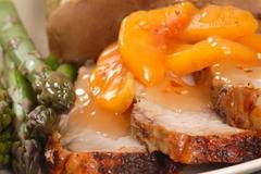 Свинско със сушени кайсии и сини сливи