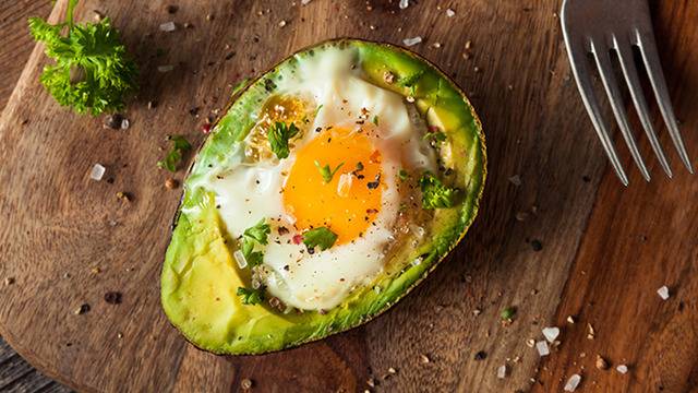 Бърза закуска с яйце и авокадо