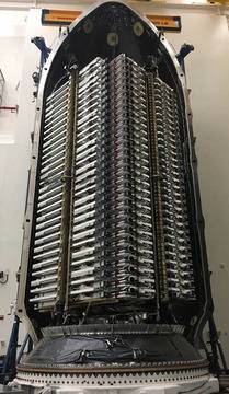 Илон Мъск показа общо 60 спътника Старлинк, пакетирани заедно в един обтекател на ракета