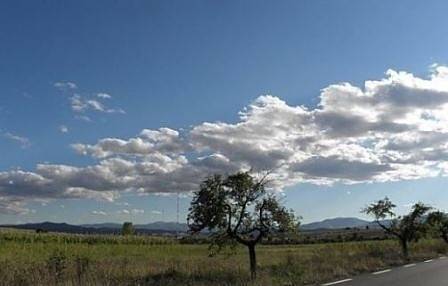 Днес ще има разкъсана облачност. Максималните температури ще са между 19° и 24°
