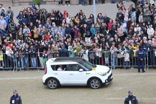 Защо БПЦ обърна гръб на папата – и още коментари от чуждите медии за визитата