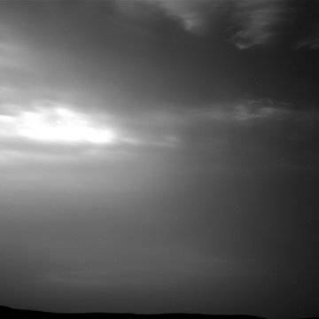 Марсоходът Кюриосити засне прекрасни снимки на облаците над планината Шарп