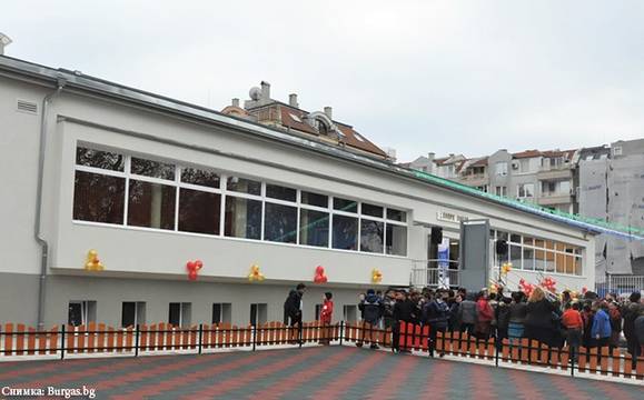 Проверяват строеж, долепен до старата баня на ОУ „Любен Каравелов“