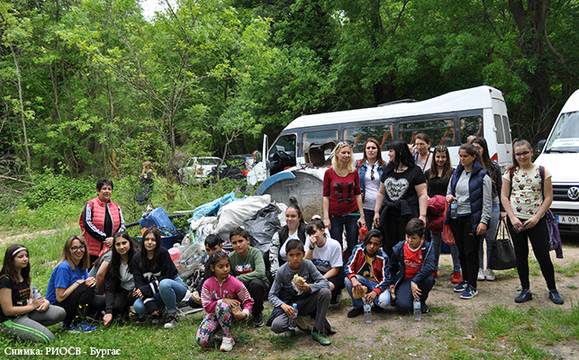 Екоинспектори ученици почистиха устието на река Ропотамо