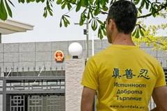 За спиране на 20-годишно преследване призоваха пред посолството на Китай в София