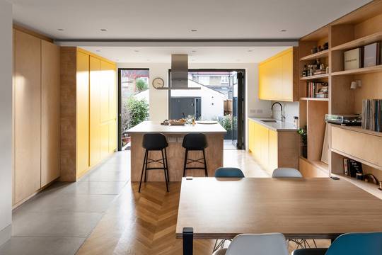 Архитекти внасят цветни акценти и елементи от бреза в къща от 30-те