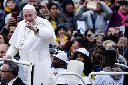 Папа Франциск разходи с папамобила си деца мигранти