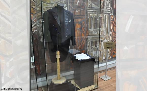 Излагат фрака и диригентската палка на Емил Чакъров в Историческия музей