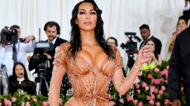 Искате да сте като Ким Кардашиян? Носете корсети за отслабване