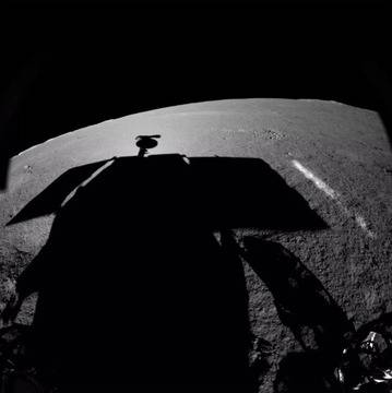 Китайският луноход Юту 2 откри скали, които произлизат от вътрешността на Луната