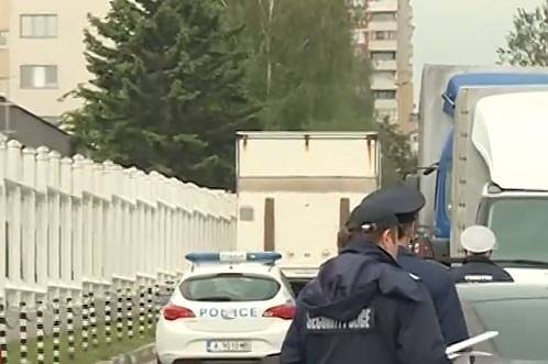 Камионите с бюлетините за евровота тръгват за страната