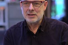 Брайън Ино преиздава албум от 1983-а година в чест на петдесетата годишнина от кацането на „Аполо 11“ на Луната