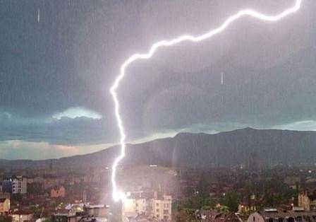 Предупреждение за силни бури с валежи, гръмотевици и градушка