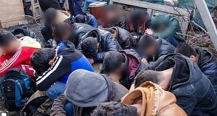 След преследване по магистралата: Заловиха двама, превозвали 18 нелегални мигранти