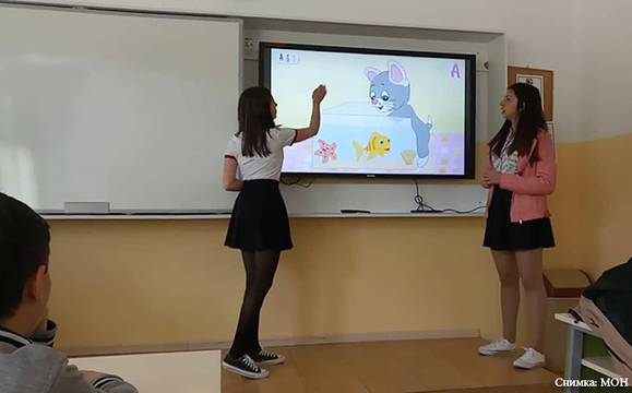 Ученички от Пирдоп разработиха приложение за изучаване на буквите