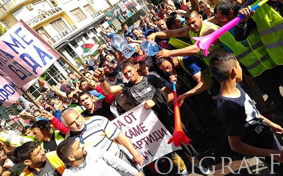 Комлука щурмува центъра на Бургас с викове „Искаме вода!“ и „Оставка!“