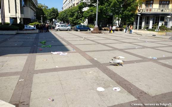 Ромският протест приключи, следите от него се търкалят по площада пред Общината