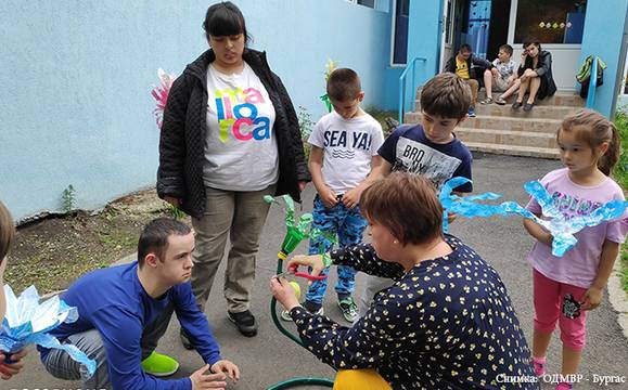 „Приятели завинаги“ твориха заедно цветя от пластмасови бутилки